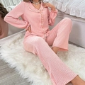 Pyjama rose texturé pour femmes avec col Claudine à volants et pantalon long - S / Rose