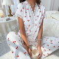 Damen Schlafanzug mit Kirschprint, V-Ausschnitt, Spitze und weichem Streifenstoff - S / Kirsche Rot