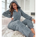 Détail du pyjama à capuche bleu gris en peluche avec motif à damier gaufré et fermeture éclair - Gris Bleu