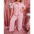 Detalle de pijama rosa de talla grande con camisa de botones y pantalón con volantes - 1XL / Rosa
