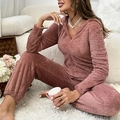 Detail von warmem rosa Fleece-Lounge-Set mit Kapuzenjacke und Rippbündchenhose - S / Lotusrosa