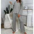 Détail du pyjama gris en maille gaufrée avec liseré blanc et poches carrées à l'avant - Gris