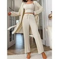 Detail eines beigen dreiteiligen Loungewear-Sets mit Strukturstoff und schwarzer Paspel - S / Beige Schwarz Rand