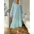 Détail d'une chemise de nuit bleu clair à col en V avec bords volantés et tissu froissé - Bleu clair