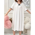Détail d'une nuisette blanche avec un nœud noir au décolleté et bordures contrastées - S / Blanc avec Nœud Noir