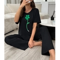 Set relax da donna nero con maglietta a girocollo e fiori applicati in rilievo - S / Nero
