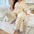 Damen Schlafanzug-Set mit V-Ausschnitt, lila Tulpenmuster und Rüschendetails - 3XL / Lila