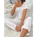 Détail du tissu gaufré et motif floral rose sur cet ensemble pyjama pour femme - Rose Fleuri