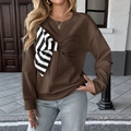 Detalle de la sudadera marrón con lazo 3D de rayas y estampado gráfico en la parte frontal - S / Marrón Café