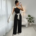 Detail van de grote crème satijnen strik en lang lint op de one-shoulder jumpsuit - S / Zwart