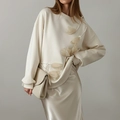 Eleganter oversized beiger Damen-Sweatshirt mit 3D-Blumenapplikationen und langen Ärmeln - S / Beige