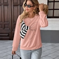 Dettaglio felpa rosa con fiocco 3D asimmetrico creativo e inserto a righe bicolore - S / Rosa