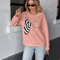 Detalle de sudadera rosa coral con lazo gráfico grande e inserción de tela con rayas negras - S / Rosa