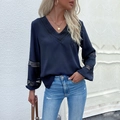 Camicetta blu scuro a maniche lunghe con scollo a V e raffinato patchwork in pizzo cavo - S / Blu Notte