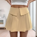Dettaglio dello skort a pieghe kaki con design unico della vita ripiegata a strati - XS / Kaki