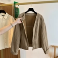 Chaqueta cárdigan marrón con cremallera y patrón acolchado vertical para mujer moderno - S / Caqui