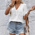 Weiße strukturierte Bluse mit V-Ausschnitt, Blumenstickerei und Knopfdetails für Damen - S / Weiß