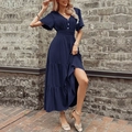 Abito slim con scollo a V blu navy con balze a strati e bottoni bianchi - Blu Notte