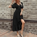 Elegante abito nero midi con scollo a V, vita a punto smock e gonna a balze - Nero