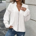 Elegantes weißes Punkt-Langarmshirt mit Spitzeneinsätzen und V-Ausschnitt-Schleife - S / Weiß