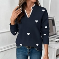 Vue détaillée du col en V avec dentelle et motifs de cœurs blancs sur le pull en maille bleue - S / Bleu Marine