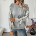 Details der hellgrauen Sweatshirt-Ärmel mit symmetrischen cremefarbenen Satinschleifen - S / Gemischt Grau