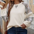 Felpa da donna girocollo con maniche patchwork a quadri e texture a maglia a costine fini - S / Albicocca