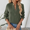 Blusa de mujer verde oscuro de manga larga con cuello en V, botones y textura plisada - S / Verde Militar