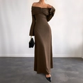 Elegante bruine off-shoulder gebreide maxi-jurk met rimpeldetails en lange strakke mouwen - S / Koffiebruin