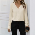 Elegante blusa crema de manga larga con cuello en V, detalles de encaje y botones - S / Albaricoque