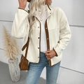 Chaqueta polar blanca para mujer con cuello alto y ribetes marrones en contraste - S / Albaricoque