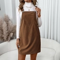 Detail van bruine corduroy overgooier met knoopsluiting aan de zijkant en grote zakken - S / Koffiebruin