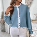 Elegantes, nebelblaues Langarmshirt für Damen mit weißen floralen Spitzenbesatz-Details - S / Blau