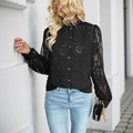 Eleganteres schwarzes Langarmshirt für Damen mit feiner Ösenstickerei und Spitze-Details - S / Schwarz