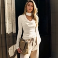 Elegante witte top met lange mouwen, chokerhals en gedrapeerd geplooid detail voor dames - S / Beige