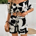 Set estivo due pezzi con crop top a spalle scoperte e pantaloncini con coulisse e stampa astratta - S / Albicocca Nero