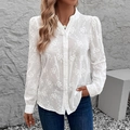 Elegante camisa blanca de manga larga para mujer con bordado floral y escote en pico V - S / Blanco