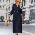 Détail d'une robe midi plissée bleu marine avec col en V et ceinture à boucle métallique - Bleu Marine