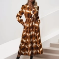Elegantes V-Ausschnitt Kleid mit braunem Geometrie-Print und gestuftem Rock-Design - S / Gelb