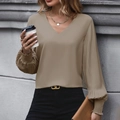 Elegante camicetta a pieghe con scollo a V e maniche a lanterna in kaki stile moderno - S / Cachi