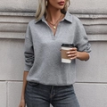 Sudadera gris de manga larga para mujer con textura geométrica y cuello tipo polo - S / Gris claro