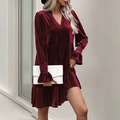 Elegantes weinrotes Samtkleid mit V-Ausschnitt und elastischen Rüschenärmeln - S / Burgunderrot