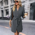 Dunkelgraues Langarm-Hemdkleid mit Knopfleiste vorne und verstellbarem Bindegürtel - M / Dunkelgrau
