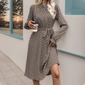 Elegante abito beige a maniche lunghe con stampa a catena nera e gonna a pieghe - XL / Cachi