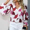 Dames blouse met V-hals en rode geometrische print en comfortabele lantaarnmouwen - S / Bordeauxrood