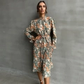 Plissee-Midikleid mit Blumenmuster in Salbeigrün, langen Ärmeln und Taillenband - S / Grün