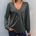 Elegante T-shirt grigio-verde scuro con scollo a V a pieghe e maniche in pizzo patchwork - S / Verde Grigio Scuro