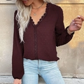Chemisier femme bordeaux avec col en V, texture à pois suisses et bordure dentelle - Bordeaux