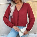 Elegante weinrote Langarmbluse mit Swiss Dot Textur und Spitze am V-Ausschnitt - S / Rot