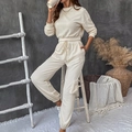 Detalle de la textura tipo gofre del conjunto beige con bolsillos cargo y cordón ajustable - S / Albaricoque Beige